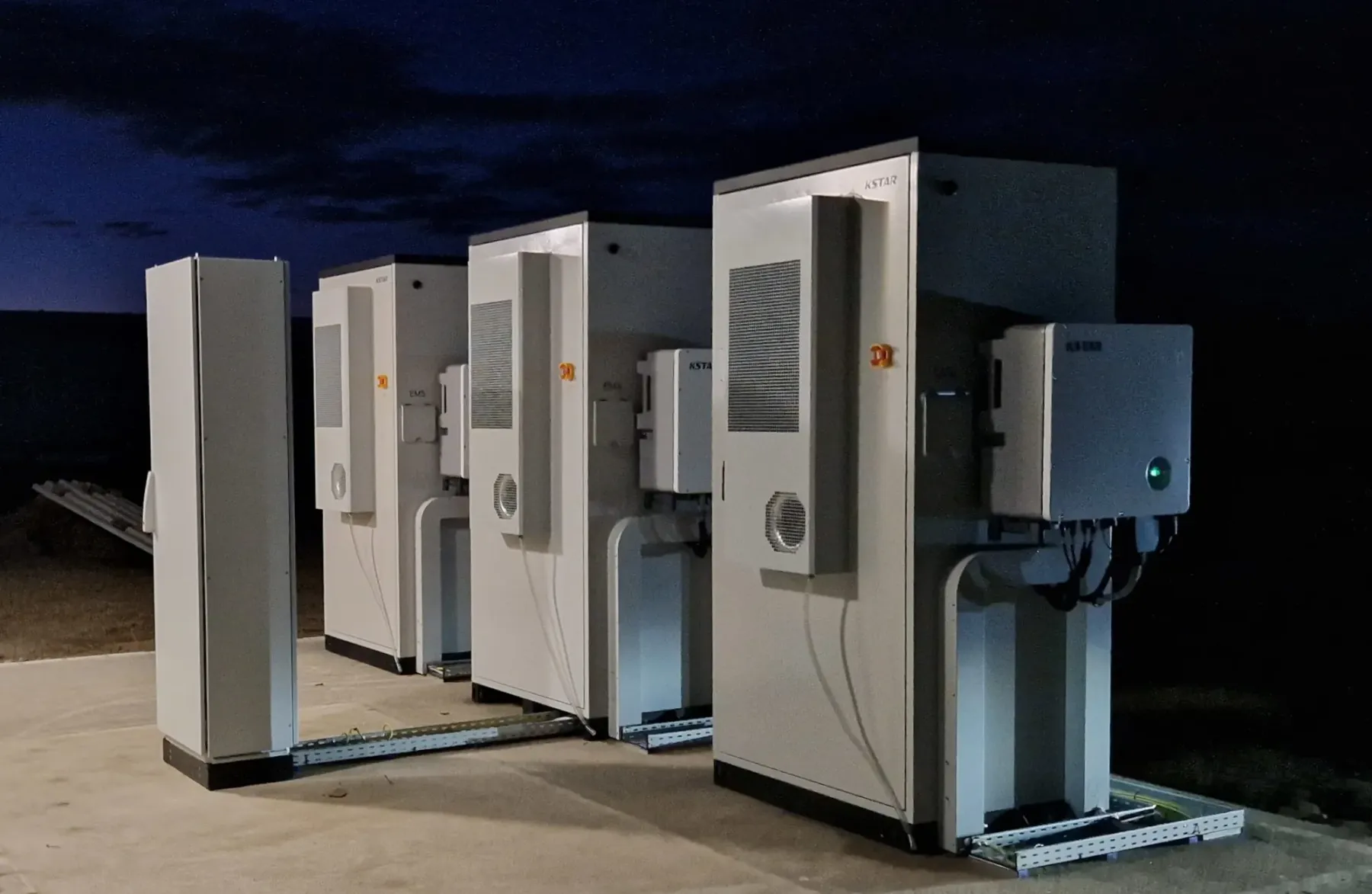 KSTAR energiatároló szekrények éjszakai környezetben