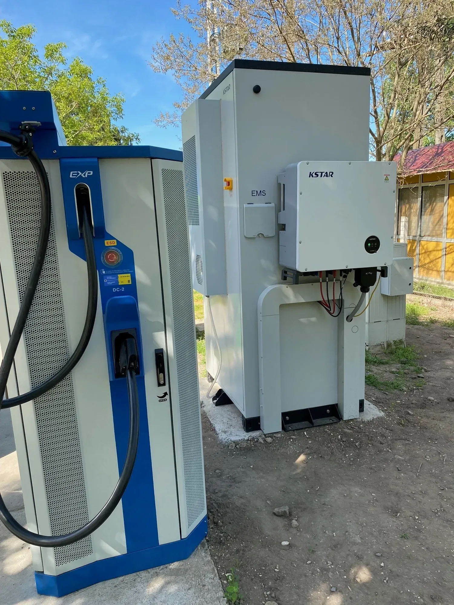 KSTAR energiatároló rendszer autótöltő mellett